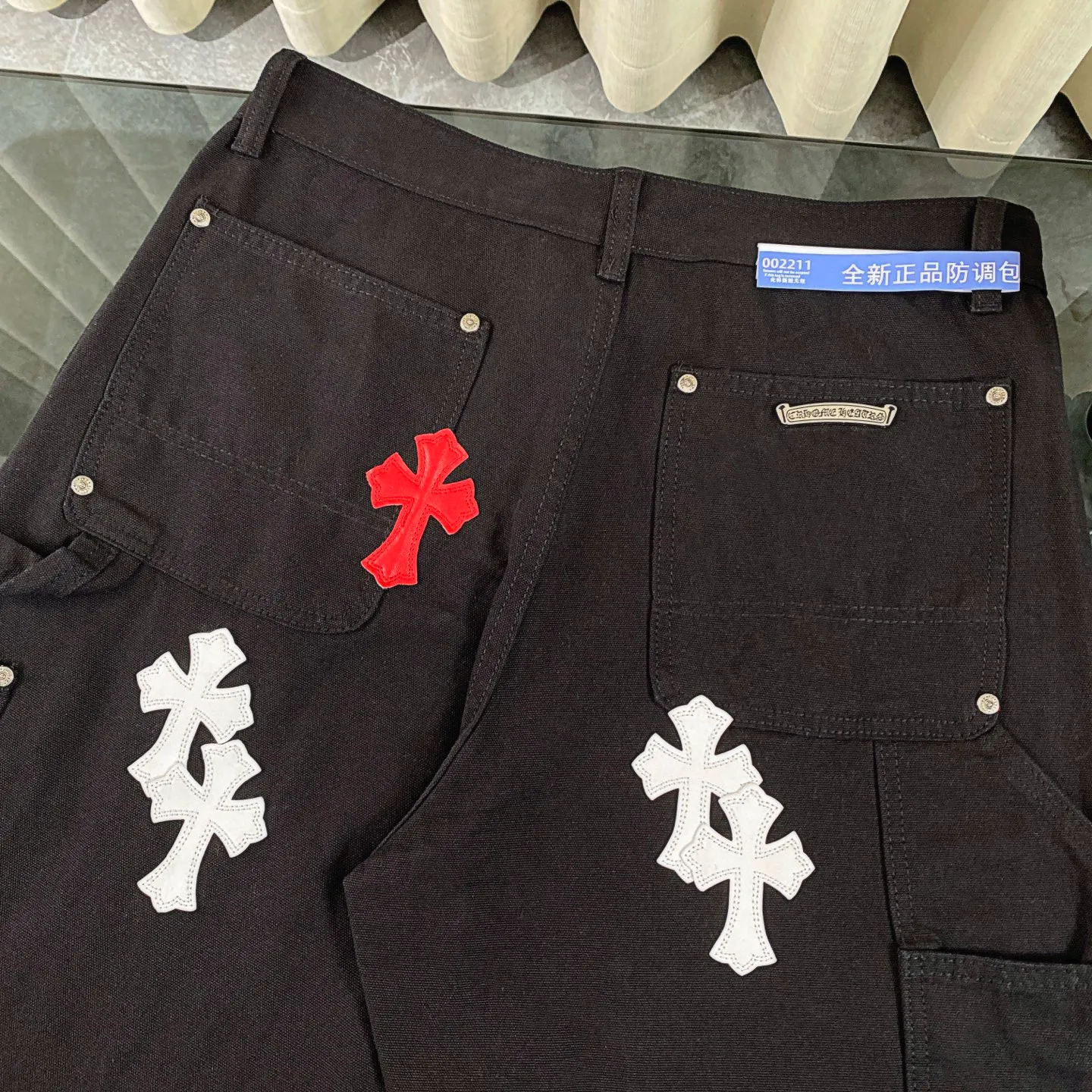 P270 CH Chromehearts American limited edition red and white cross stitched leather black work jeans logging pants. The price is 34W level. The patchwork cross pattern is embellished and the jeans are washed! ! An absolutely high-end luxury product, a 1.9W-level god-level single product, a super popular product, made by top heavy industry, a magic weapon that cannot be missed! [About Zangyin] This is an extremely luxurious fashion brand that can also be called the aristocracy of the high street. It has always been an exclusive brand for some hipsters or rich second generations. Compared with ordinary high streets, it is more luxurious and noble. Compared with luxury brands, it is more fashionable and individual. It has always been a brand that I have a special liking for. [Top heavy industry fashion design] Consistently high-street luxury style. Speaking of this style, the Zangyin family and GU family are definitely the leading representative brands. Especially the Zangyin family has really achieved a state-of-the-art effect in creating high-street style. The unique washed material is used to create this style. The color system is already quite eye-catching. After it is decorated with patchwork cross flowers, it cleverly highlights the charm of the brand. Secondly, this style uses classic The high-waist cutting design highlights the long legs and fashionable temperament of the upper body. The brand is highly recognizable and the slim fit configuration is more suitable for daily wear. It is a product that interprets personality, fashion, and specifications at a glance. This single product is enough to make any fan excited. It can be a white T-shirt for a youthful college style, or a tight suspender for a royal style. It has strong matching ability and can be easily controlled by men.  [Materials and craftsmanship] Needless to say, this point goes without saying. As an excellent craftsman brand, Zangyin’s requirements for details and craftsmanship are really perfect. The washed color of this model has gone through so many processes, not to mention the embellishment of denim appliques. It is also purely hand-made and sewn. Just like what they believe in, only hand-made things have soul and have the meaning of wear. A top-notch heavy-duty fashionable denim item, I look forward to your perfect interpretation! !  Color: Black Size: 28-36